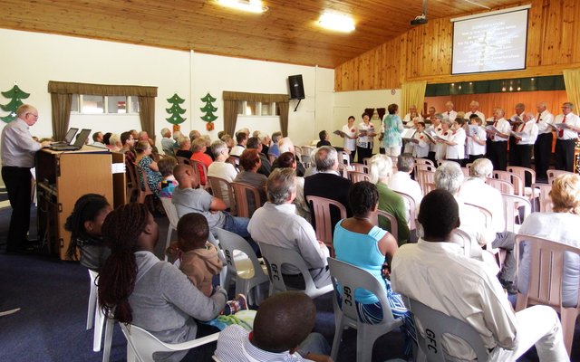 â€˜n Oomblik van gewyde stilte in Gansbaai Family Church terwyl daar na die NG Kerkkoor geluister word